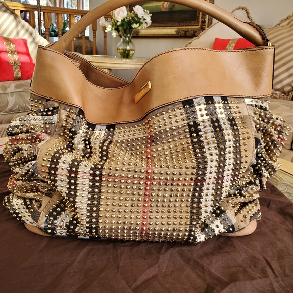 HARD TO FIND.. BURBERRY BAG.. limited edition - Picture 2 of 8